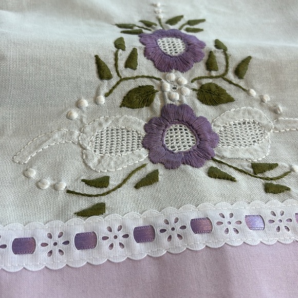 NWT Embroidered Flowers Kitchen Linen - Picture 3 of 6